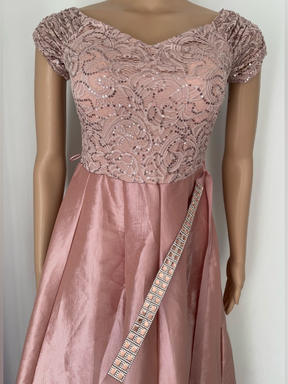 Elegant Rose Pink Lace A-Line Evening Dress - Picture 5 of 10